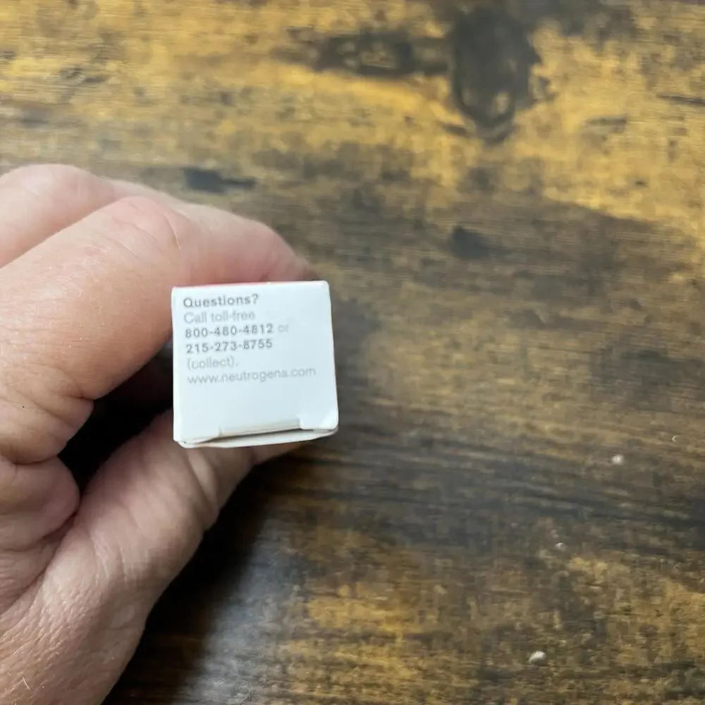 Neutrogena Sensitive Skin‎ Eyeshadow & Primer New In Packaging 0.22 oz ROSE GOLD